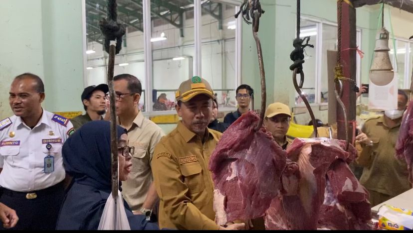 Pemkab Kukar Tinjau Harga di Pasar Mangkurawang, Sekda Apresiasi Peran Petani Lokal