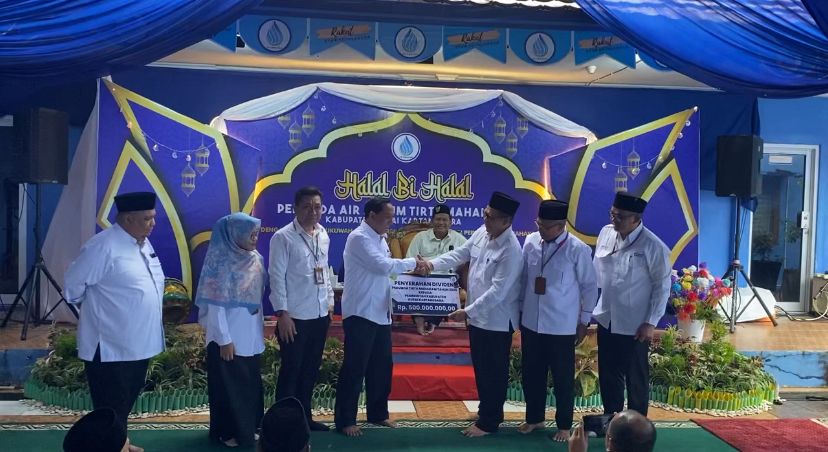 Perumda Tirta Mahakam Serahkan Dividen Perdana Rp500 Juta ke Pemkab Kukar