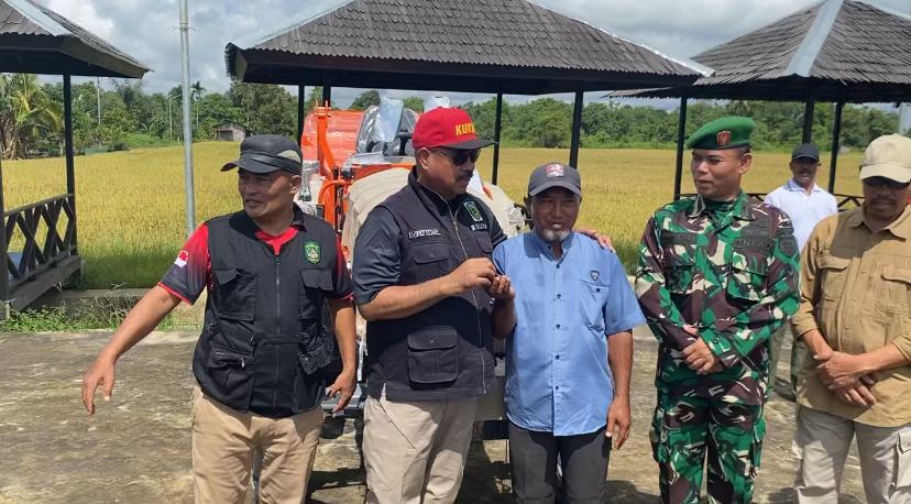 Bupati Kukar Serahkan Alsintan untuk Petani Milenial Dalam Program Brigadir Pangan