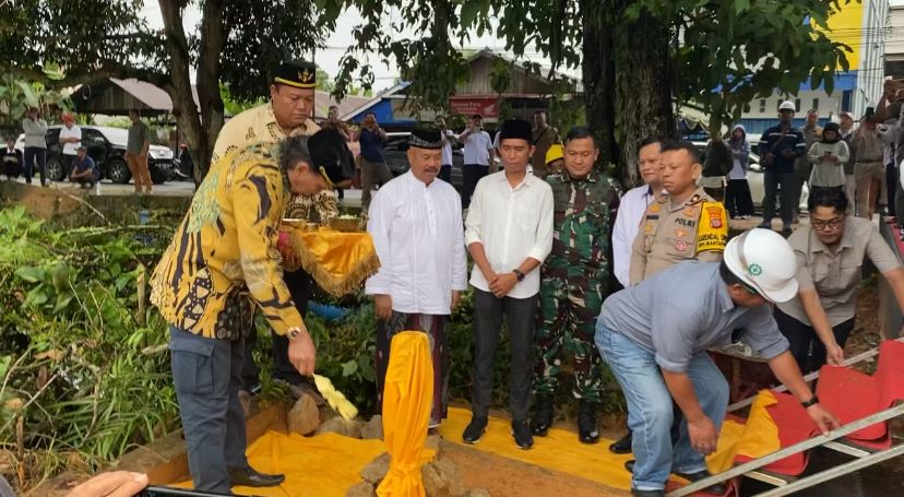 Pembangunan Jembatan Baru di Tenggarong Dimulai, Diberkahi Prosesi Tepong Tawar oleh Sultan