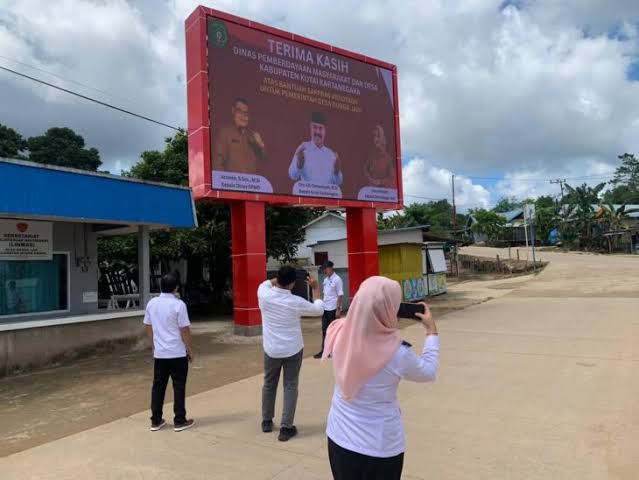 Videotron Perdana Desa Bunga Jadi Dioperasikan, Jadi Pusat Informasi Warga di Taman Lembu Suwana