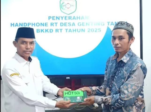 Desa Genting Tanah Gunakan Dana RT untuk Digitalisasi Pelayanan, 18 Ketua RT Terima Smartphone