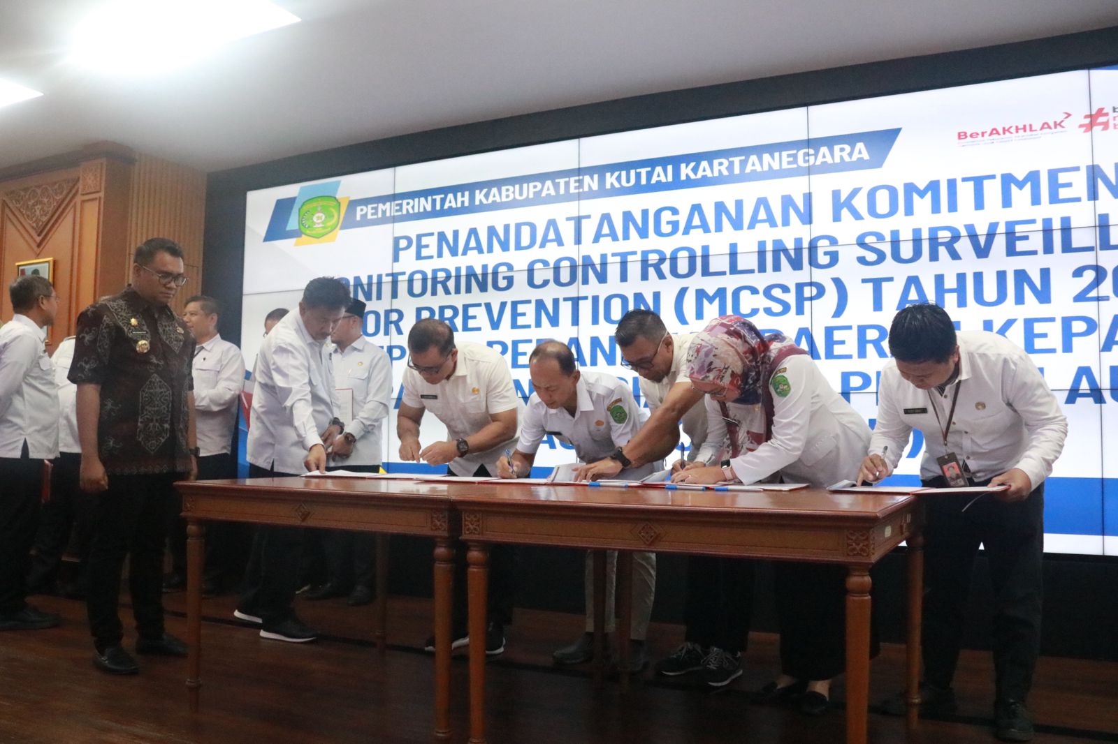 Bupati Aulia Teken Komitmen MCSP, Kukar Bidik Zona Hijau KPK
