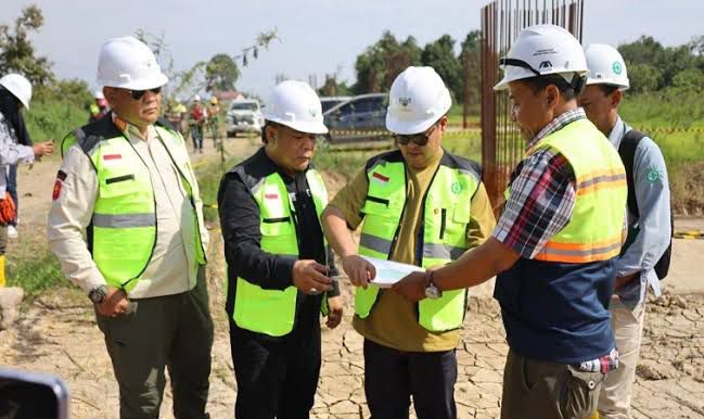 Rendi Solihin Tinjau Progres Jembatan Sebulu, Pastikan Tidak Mangkrak dan Rampung Tepat Waktu