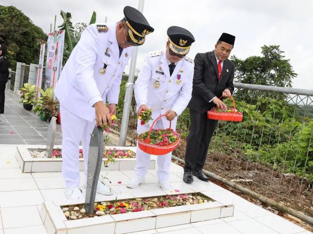 Aulia–Rendi Tabur Bunga di TMP Bukit Biru, Teguhkan Semangat Pahlawan untuk Pembangunan Kukar