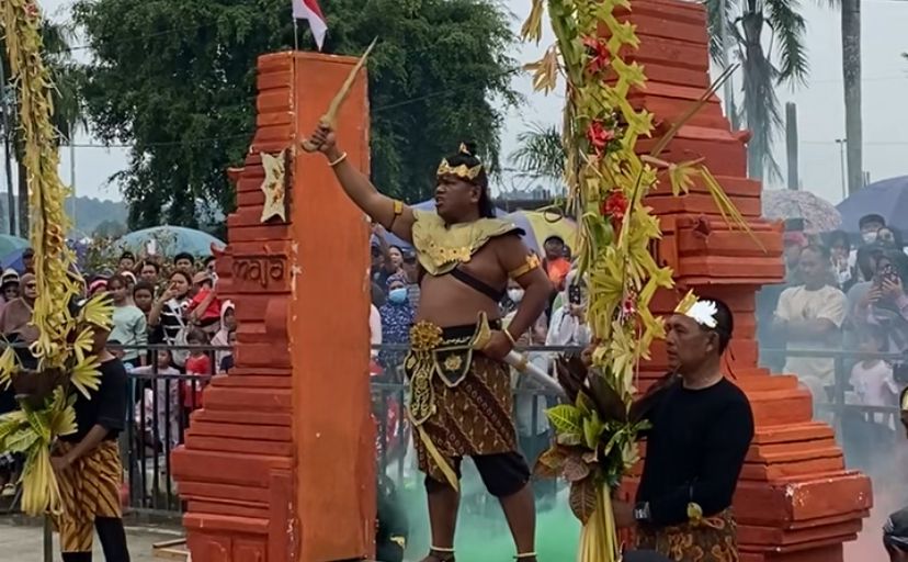 Drama Sumpah Palapa Warnai Pawai Pembangunan, Kecamatan Anggana Hadirkan Nuansa Majapahit