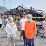 Dinsos Kukar Gerak Cepat Bantu Warga yang Terdampak Musibah Kebakaran di Jalan Kartini Kelurahan Loa Ipuh